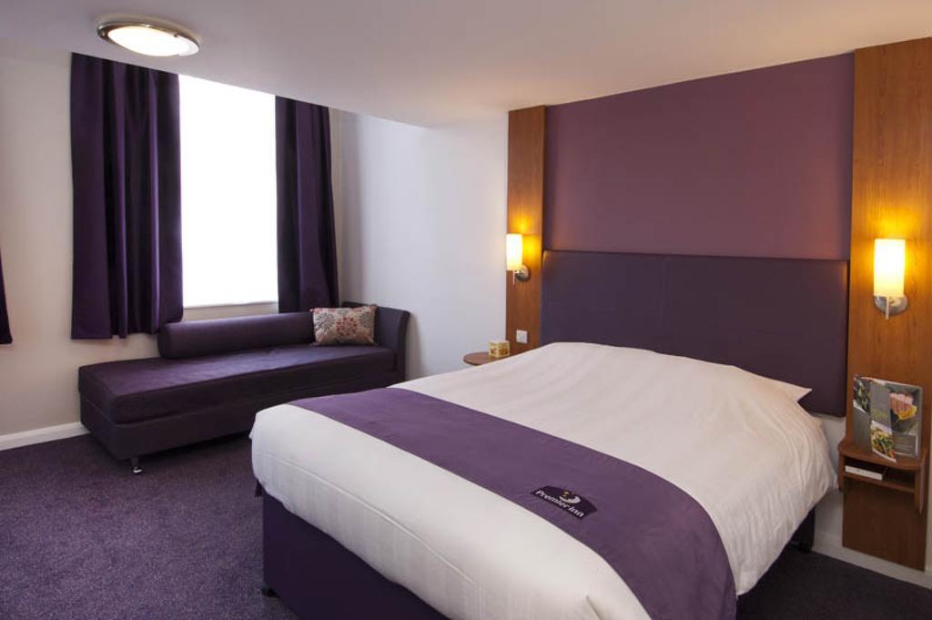 Premier Inn Glasgow Airport Paisley Room photo